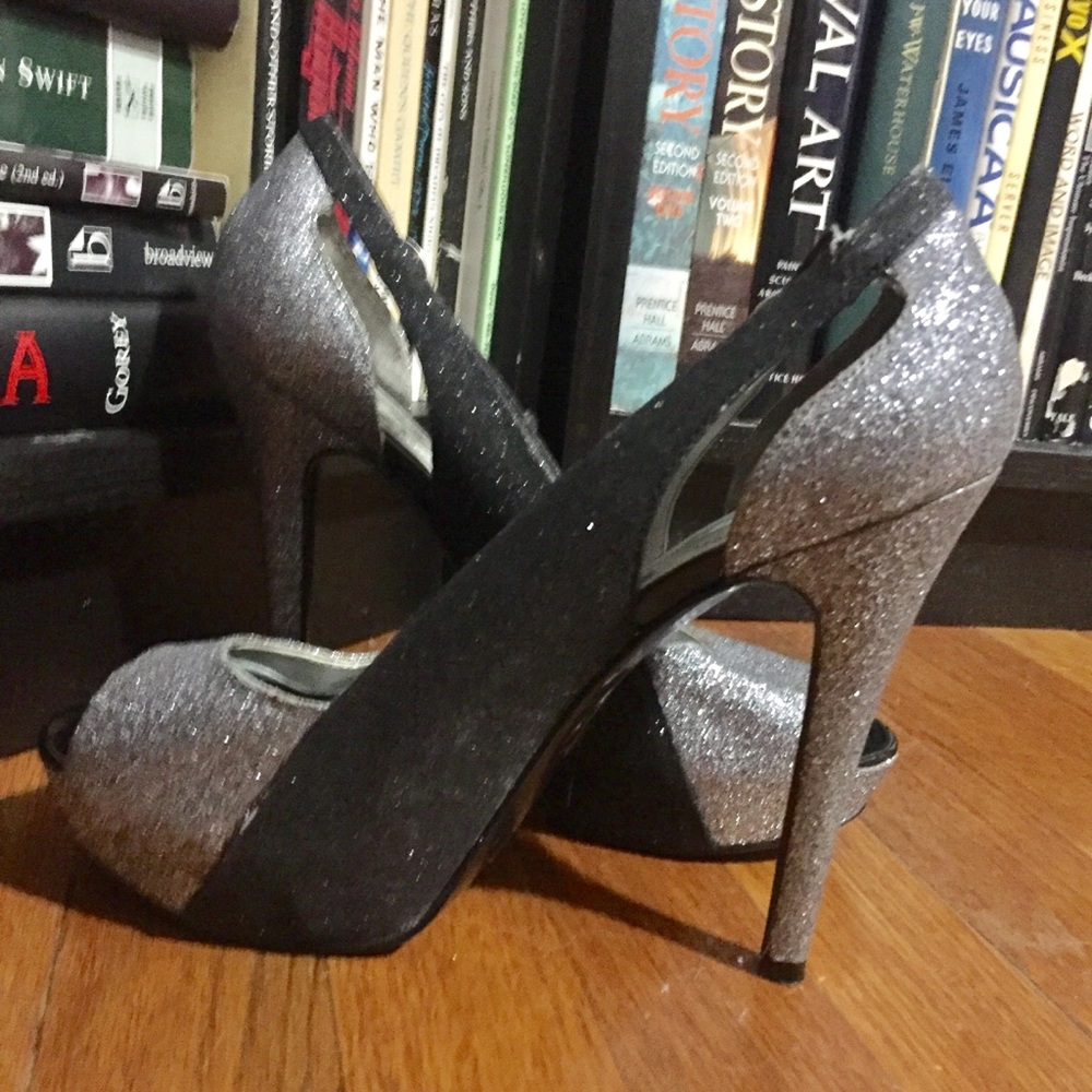 🎩Guess Black & Silver Glitter Pumps